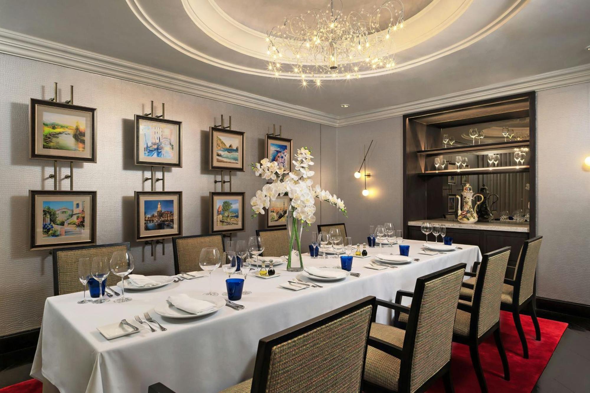 Royal Orchid Sheraton Riverside Hotel Bangkok Exterior photo The private dining room at the restaurant